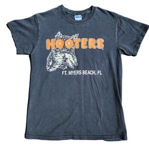 Hooters Delightfully Tacky Ft. Meyers Beach Florida T-Shirt Size Small Black